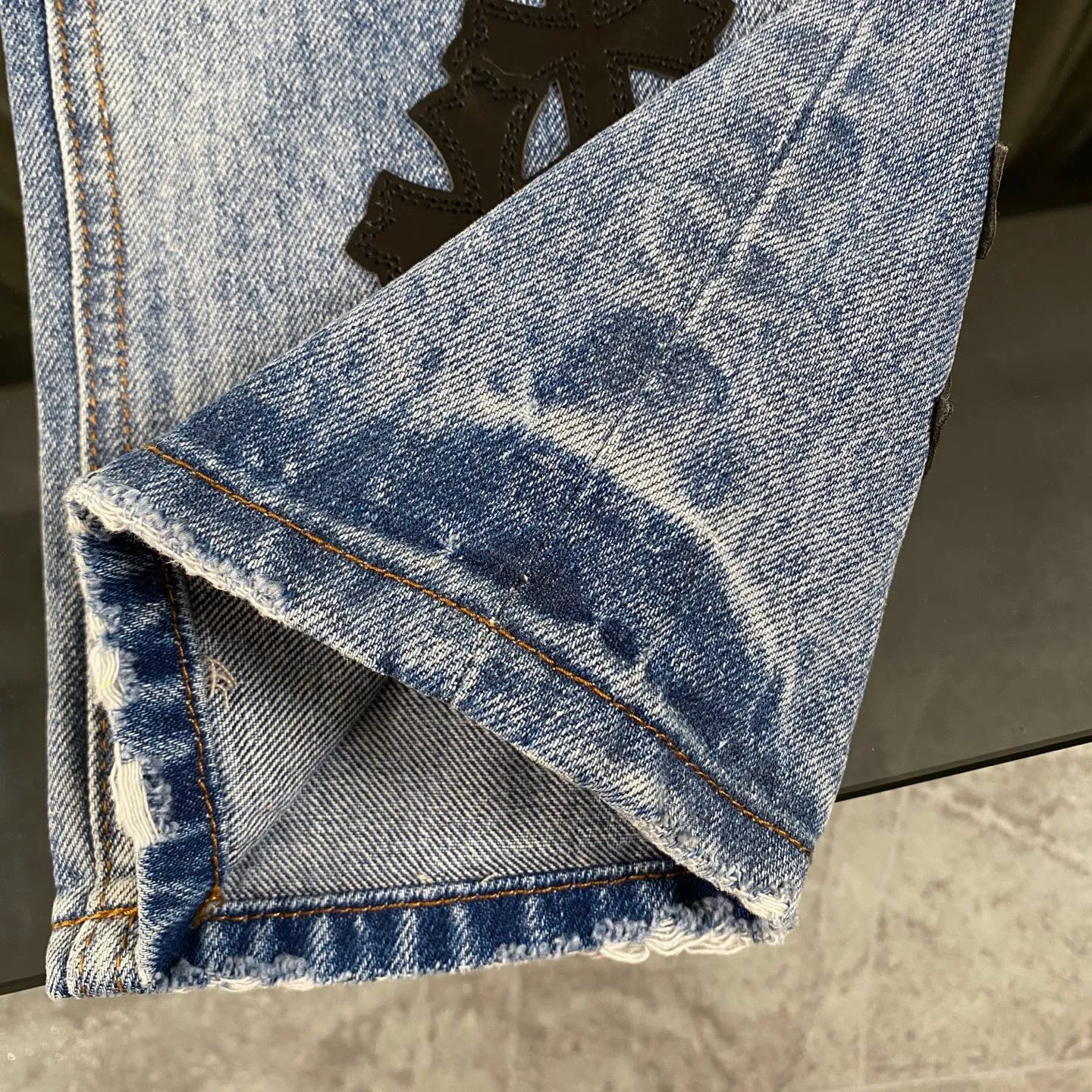 P320 CH Chromehearts blue graffiti cross patchwork leather heavy-duty cow king jeans, cabinet price 34W level, patchwork cross pattern embellishment, washed jeans! ! An absolutely high-end luxury product, a 1.9W-level god-level single product, a super popular product, made by top heavy industry, a magic weapon that cannot be missed! [About Zangyin] This is an extremely luxurious fashion brand that can also be called the aristocracy of the high street. It has always been an exclusive brand for some hipsters or rich second generations. Compared with ordinary high streets, it is more luxurious and noble. Compared with luxury brands, it is more fashionable and individual. It has always been a brand that I have a special liking for. [Top heavy industry fashion design] Consistently high-street luxury style. Speaking of this style, the Zangyin family and GU family are definitely the leading representative brands. Especially the Zangyin family has really achieved a state-of-the-art effect in creating high-street style. The unique washed material is used to create this style. The color system is already quite eye-catching. After it is decorated with patchwork cross flowers, it cleverly highlights the charm of the brand. Secondly, this style uses classic The high-waist cutting design highlights the long legs and fashionable temperament of the upper body. The brand is highly recognizable and the slim fit configuration is more suitable for daily wear. It is a product that interprets personality, fashion, and specifications at a glance. This single product is enough to make any fan excited. It can be a white T-shirt for a youthful college style, or a tight suspender for a royal style. It has strong matching ability and can be easily controlled by men.  [Materials and craftsmanship] Needless to say, this point goes without saying. As an excellent craftsman brand, Zangyin’s requirements for details and craftsmanship are really perfect. The washed color of this model has gone through so many processes, not to mention the embellishment of denim appliques. It is also purely hand-made and sewn. Just like what they believe in, only hand-made things have soul and have the meaning of wear. A top-notch heavy-duty fashionable denim item, I look forward to your perfect interpretation! !  Color: blue Size: 28-36